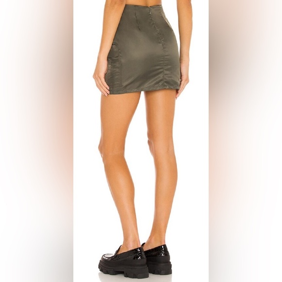 NWT - superdown. Tanya Cargo Skirt in Olive - Size M - Picture 3 of 4